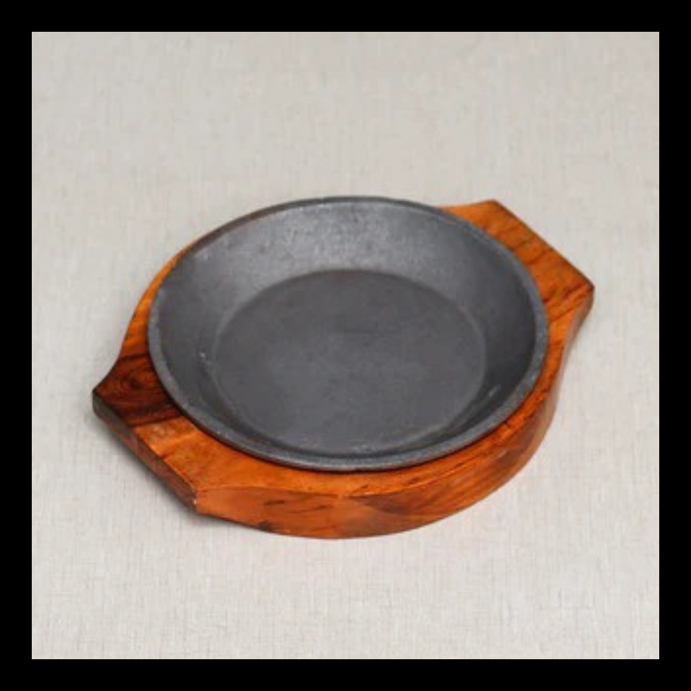 Round Plain Sizzling Dish with Wooden Base – Serve Hot & Stylish